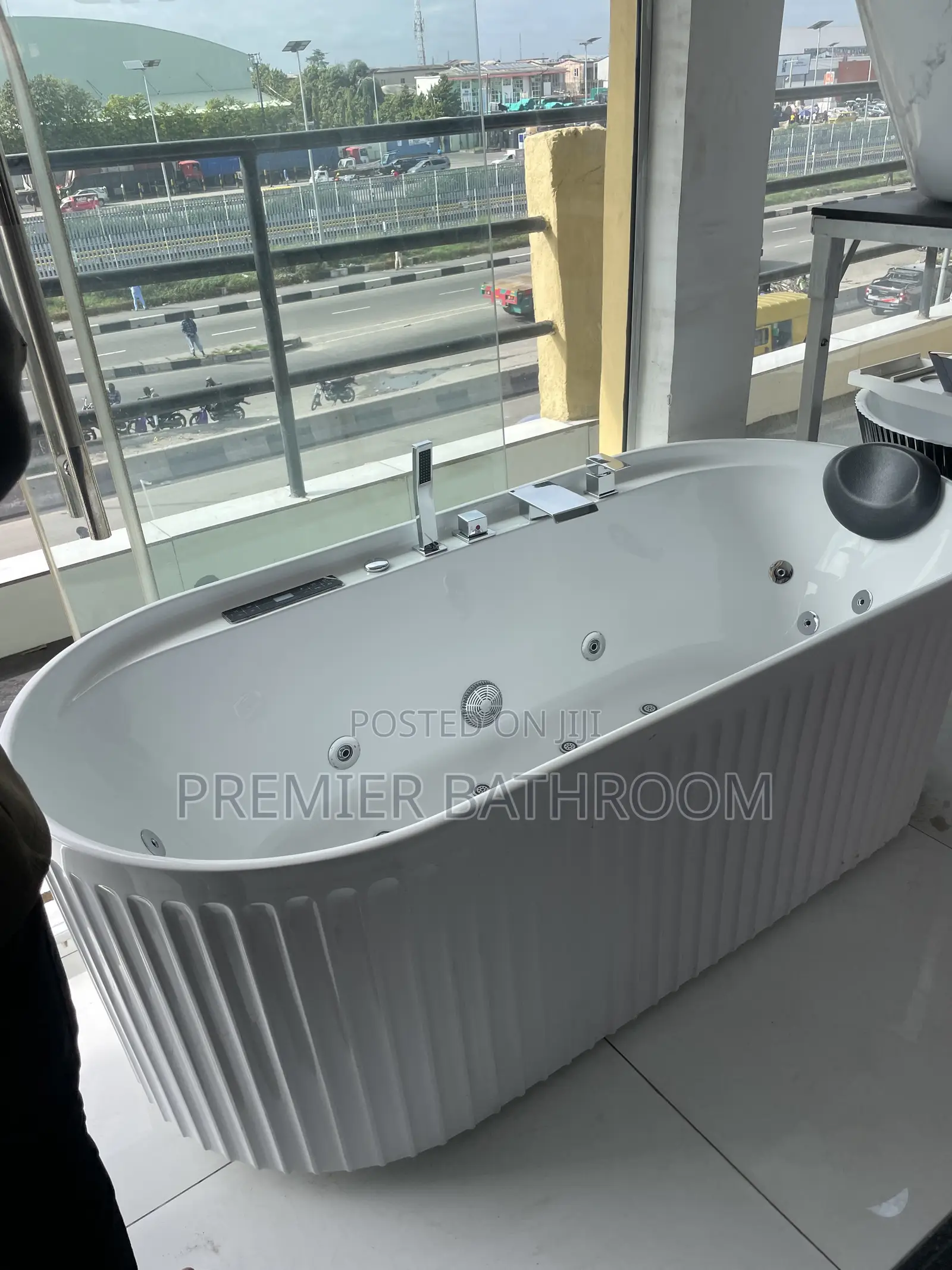 Round Shape Executive Bathtub
