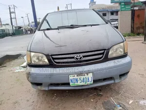 Toyota Sienna 2002 Red