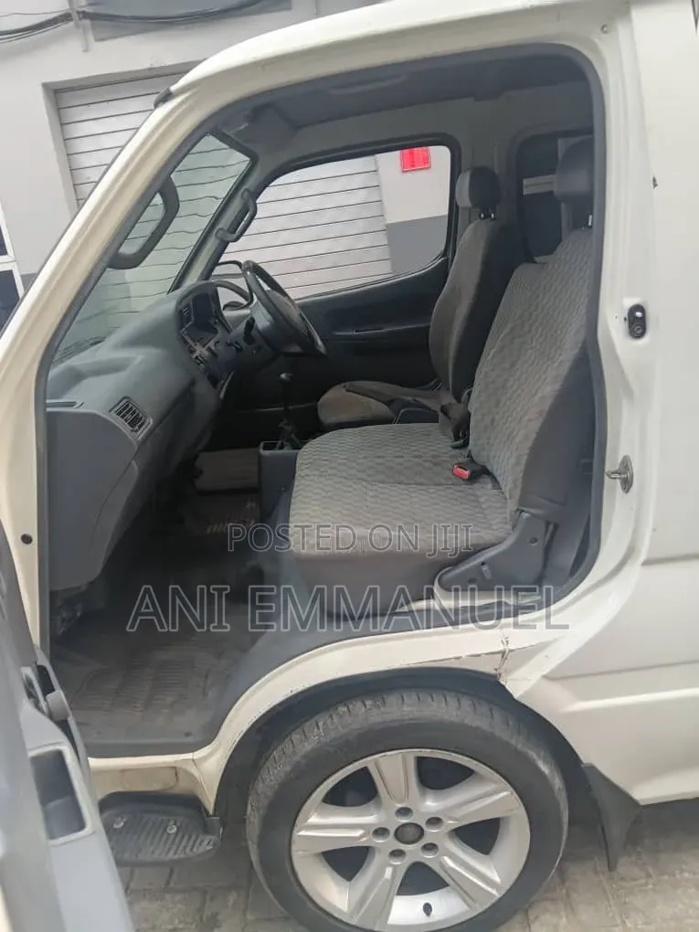 Toyota HiAce 2004 White