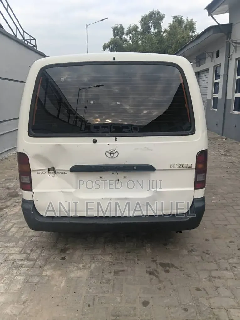 Toyota HiAce 2004 White