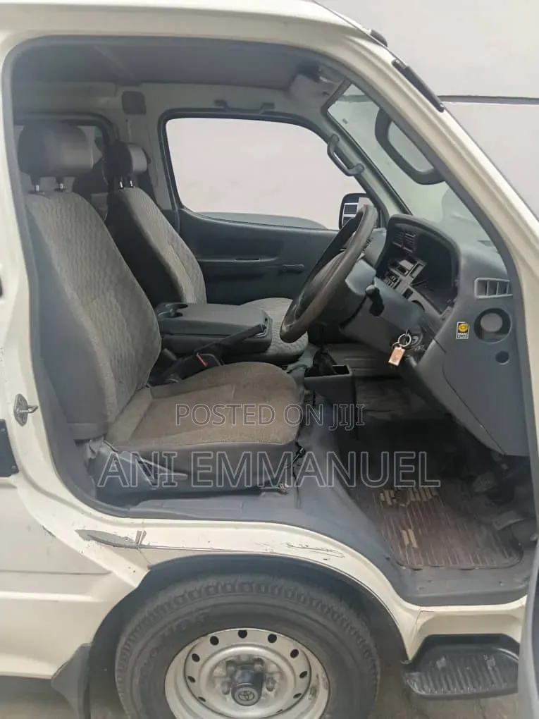 Toyota HiAce 2004 White