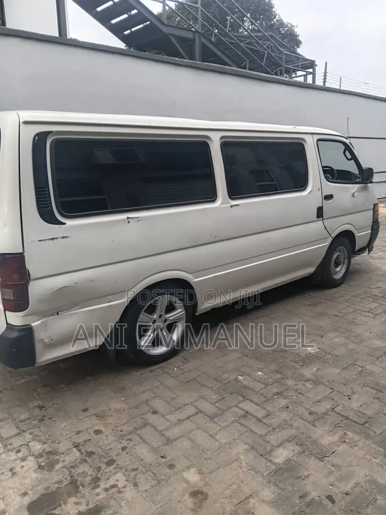 Toyota HiAce 2004 White