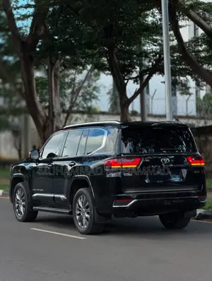 Toyota Land Cruiser LC300 2024 Black