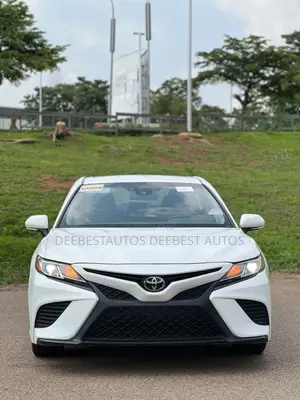 Toyota Camry SE (2.5L 4cyl 8A) 2019 White