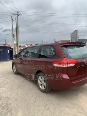 Toyota Sienna 2014 Red