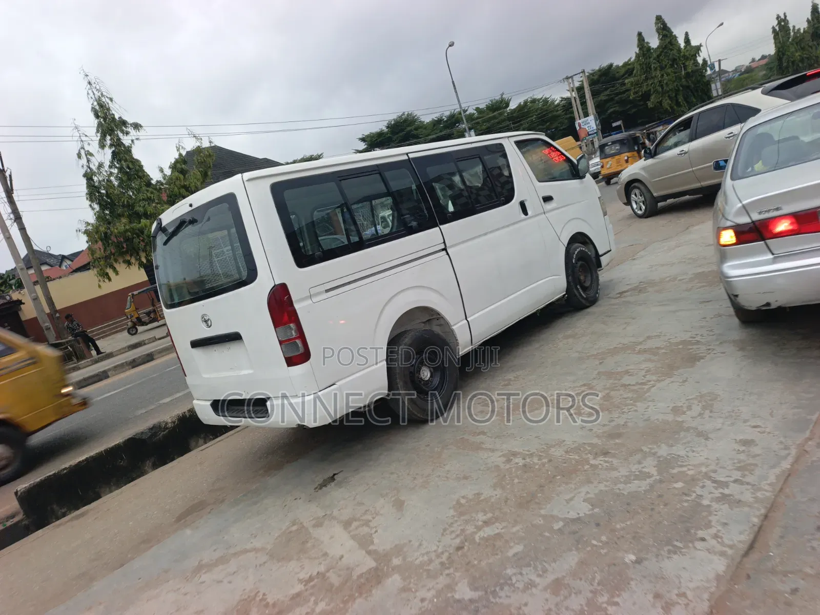 Toyota HiAce 2011 White
