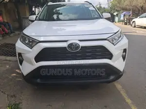 Toyota RAV4 XLE Premium AWD 2019 White