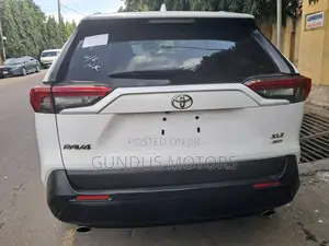 Toyota RAV4 XLE Premium AWD 2019 White
