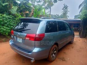Toyota Sienna 2005 Blue