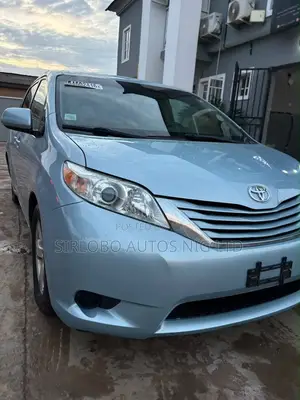 Toyota Sienna LE 7-Passenger Mobility 4dr Minivan (3.5L 6cyl 6A) 2015