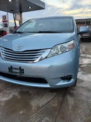 Toyota Sienna LE 7-Passenger Mobility 4dr Minivan (3.5L 6cyl 6A) 2015