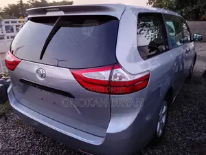 Toyota Sienna SE 8 Passenger (3.5L 6cyl 6A) 2016 Silver