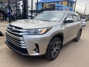 Toyota Highlander XLE V6 4x4 (3.5L 6cyl 6A) 2016 Gold