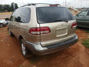 Toyota Sienna 2002 Red