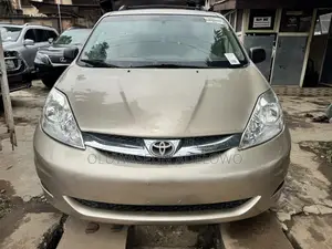 Toyota Sienna XLE FWD 2009 Gold