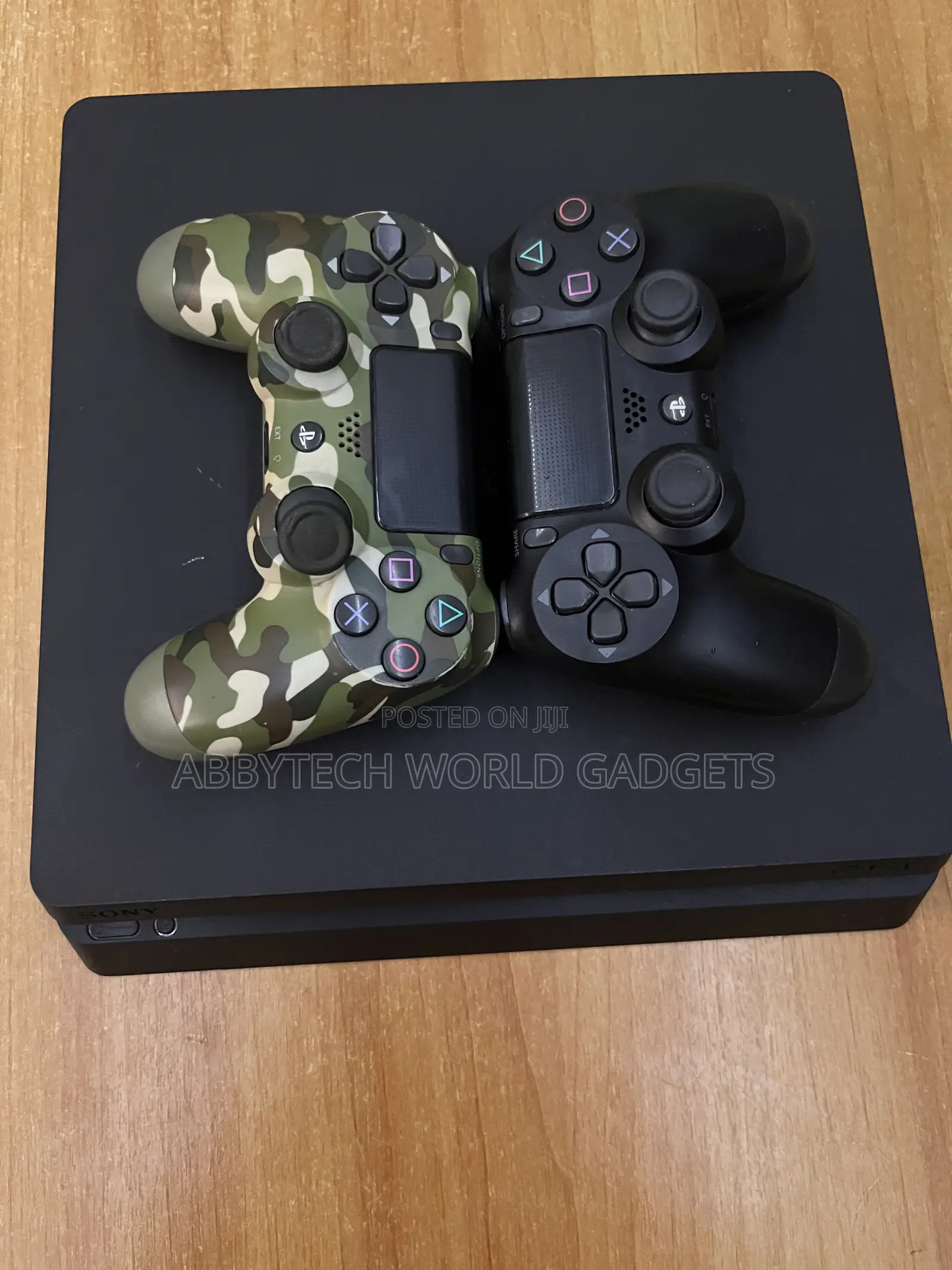 PS4 Slim - 2pads and Games