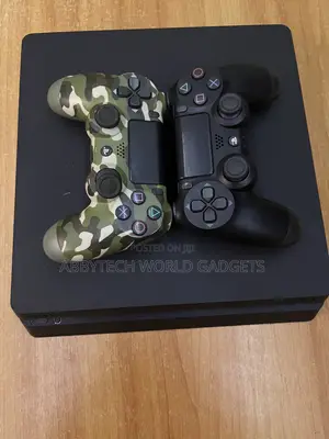 PS4 Slim - 2pads and Games
