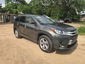 Toyota Highlander LE 4x4 V6 (3.5L 6cyl 8A) 2017 Gray