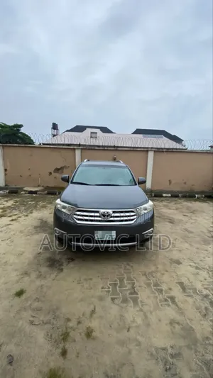 Toyota Highlander SE 3.5L 4WD 2013 Gray
