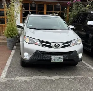 Toyota RAV4 Limited 4dr SUV AWD (2.5L 4cyl 6A) 2014 Silver