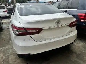 Toyota Camry XLE FWD (2.5L 4cyl 8AM) 2018 White