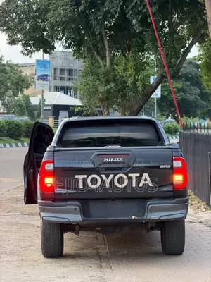 Toyota Hilux 2024 Black