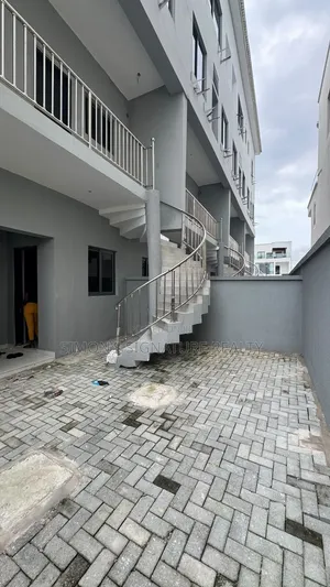 4bdrm Duplex in Lekki Phase 1 for rent