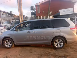 Toyota Sienna 2014 Blue