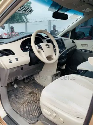 Toyota Sienna 2013 Gold