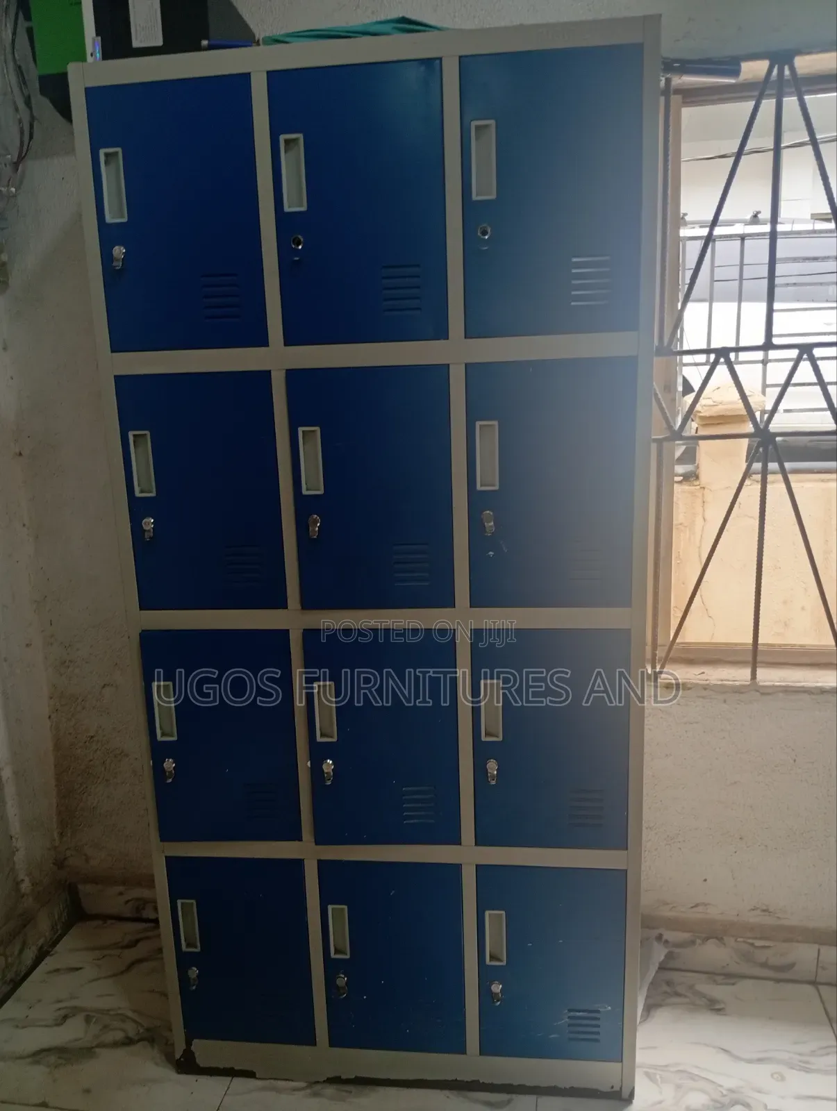 12 Doors Locker