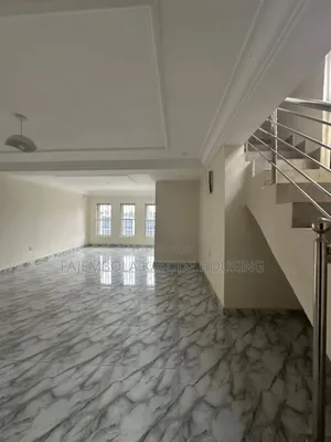 3bdrm Duplex in Oyewole Street, Akobo for rent