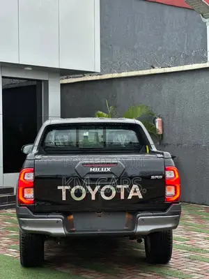 New Toyota Hilux 2025 Black