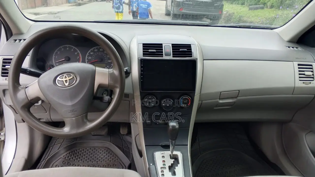 Toyota Corolla 2010 Silver