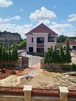 7bdrm Mansion in Galadimawa for sale