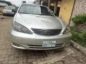 Toyota Camry XLE V6 4dr Sedan (3.0L 6cyl 5A) 2004 Silver