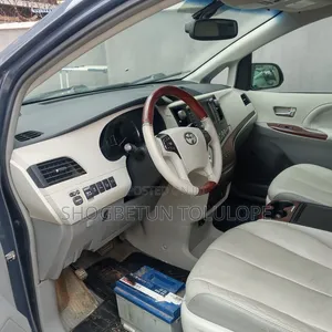 Toyota Sienna Limited FWD 7-Passenger 2013 Blue