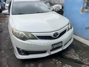 Toyota Camry SE 4dr Sedan (2.5L 4cyl 6A) 2014 White