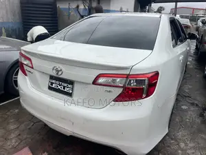 Toyota Camry SE 4dr Sedan (2.5L 4cyl 6A) 2014 White