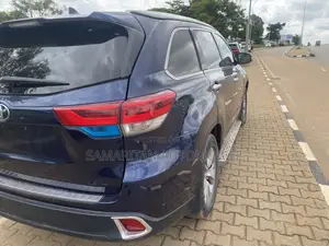 Toyota Highlander LE V6 4x2 (3.5L 6cyl 6A) 2016 Blue