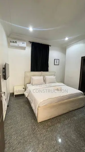 Deluxe Three-Bedroom Apartment