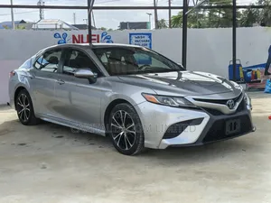 Toyota Camry SE FWD (2.5L 4cyl 8AM) 2018 Silver