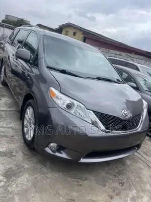 Toyota Sienna XLE 7 Passenger Auto Access Seat (3.5L 6cyl 6A) 2016 Gray