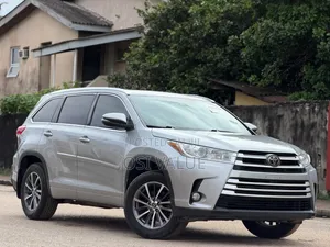 Toyota Highlander XLE 4x4 V6 (3.5L 6cyl 8A) 2018 Silver