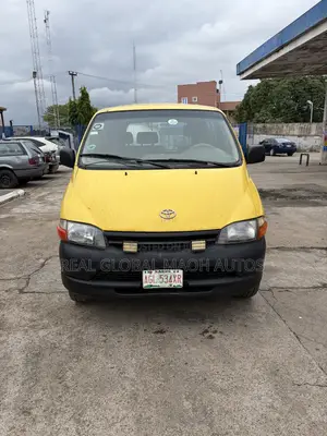 Toyota HiAce 2004 Yellow