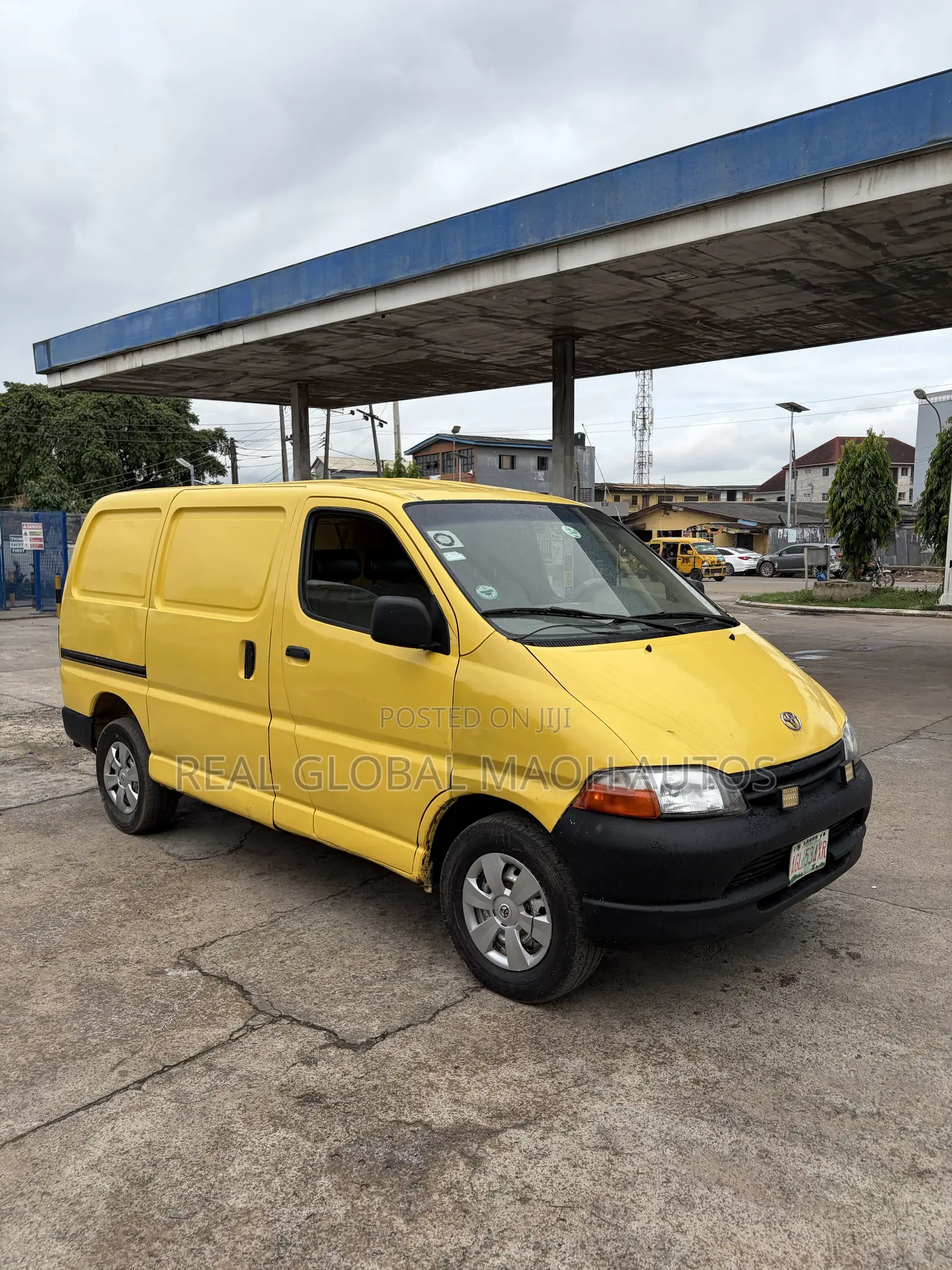Toyota HiAce 2004 Yellow