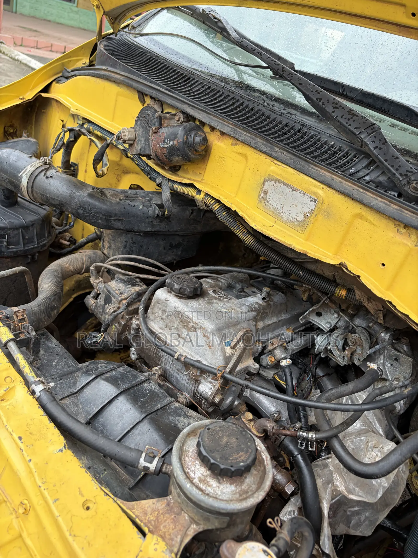 Toyota HiAce 2004 Yellow