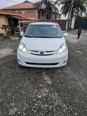 Toyota Sienna LE 2009 White