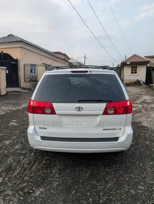 Toyota Sienna LE 2009 White