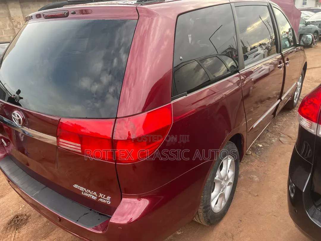 Toyota Sienna 2006 Red