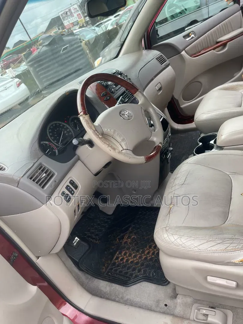 Toyota Sienna 2006 Red